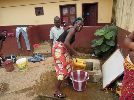 井戸で水をくむ女性