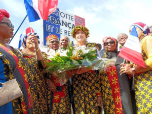 マリーヌ・ルペン、マムズーの共和国広場、「マヨットはフランス領であり、永遠にそうあり続ける」という看板の前で｜OUEST-FRANCE, JÉROMINE DOUX